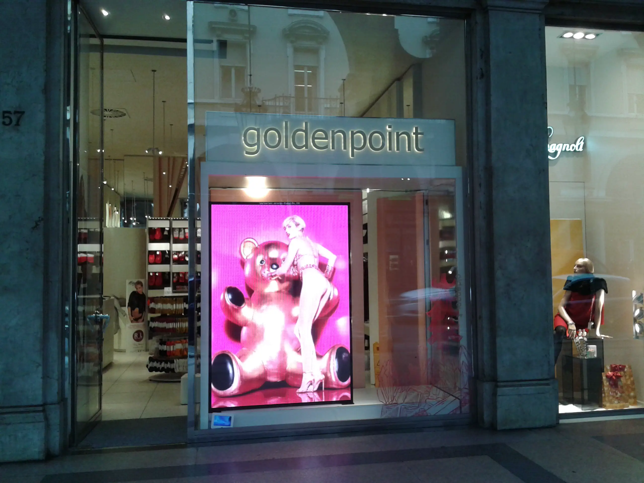 Totem Vetrina Golden Point Torino